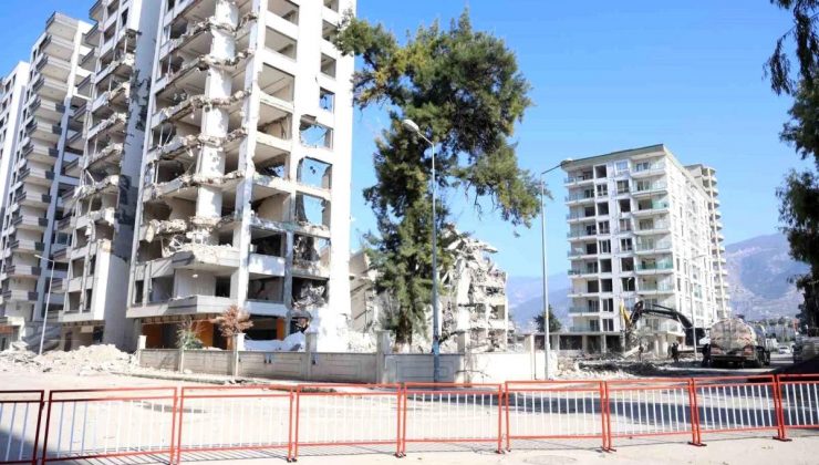 İskenderun’da Yıkım Sırasında Öbür Bina Ziyan Gördü, Etraftaki İki Bina Boşaltıldı