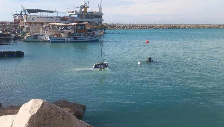 Samandağ’da fırtınada batan balıkçı teknesi kıyıya çekildi