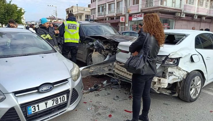 Samandağ’da Zincirleme Kaza: 3 Araba ve 1 Cipte Hasar Meydana Geldi