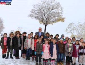 Sarsıntıda ailesini kaybeden öğretmen, öğrencilere ders vererek acısını unutmaya çalışıyor