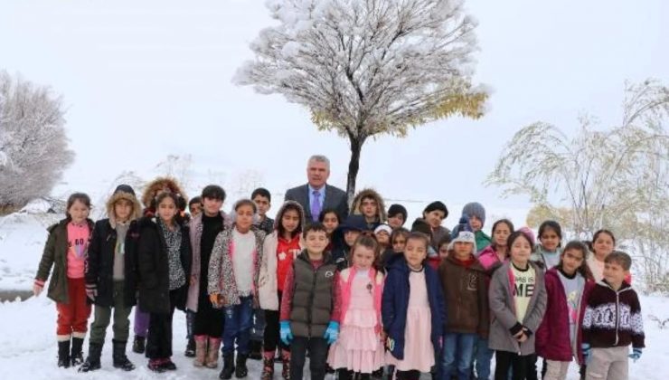 Sarsıntıda ailesini kaybeden öğretmen, öğrencilere ders vererek acısını unutmaya çalışıyor