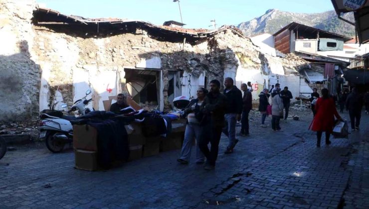 Sarsıntının vurduğu Hatay Uzun Çarşı’da Yılbaşı Yoğunluğu Azaldı