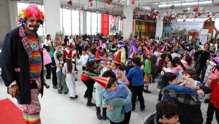 Zelzelenin vurduğu Hatay’da çocuklar yılbaşı cümbüşüyle keyifli oldu