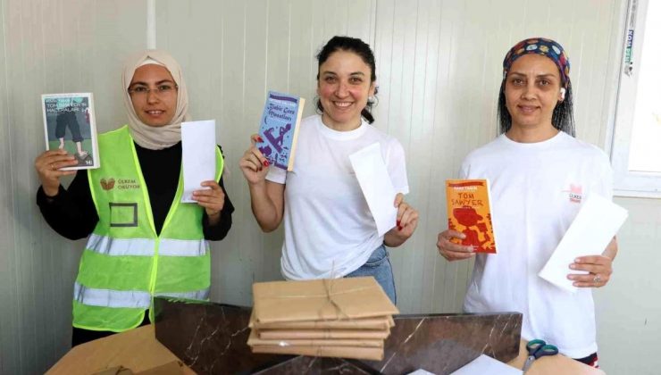 Depremzede Vatandaşlara Yardım Eden Sağlıkçı