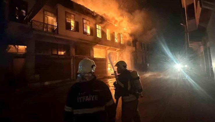 Hatay’da sarsıntıda hasar alan bina alevlere teslim oldu