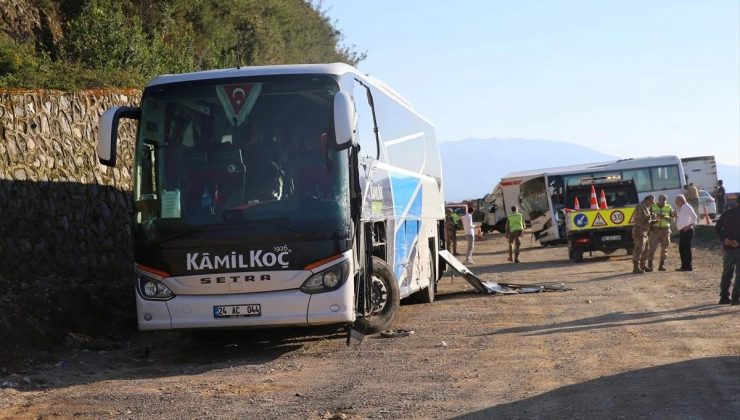 İskenderun’da 3 aracın karıştığı trafik kazasında 4 kişi yaralandı