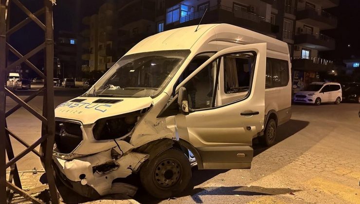 İskenderun’da otomobil-minibüs çarpışması: 4 yaralı