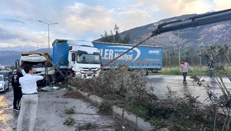 İskenderun’da tır ile kamyon çarpıştı: 3 yaralı