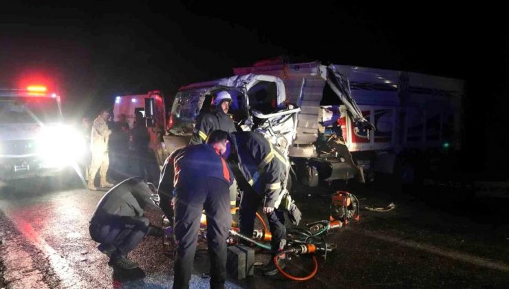 Kilis-Hatay Karayolunda Tır ile Kamyonet Baş Başa Çarpıştı