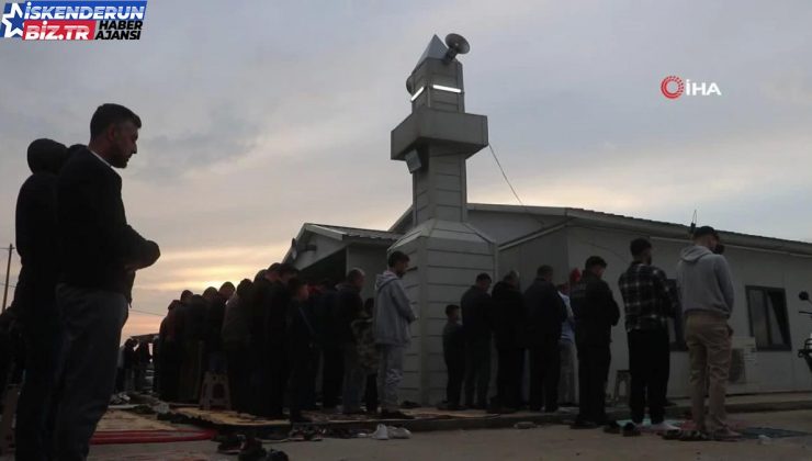 Depremzede vatandaşlar konteyner mescitte bayram namazlarını kıldılar