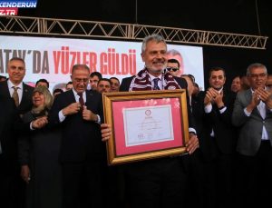 Hatay Büyükşehir Belediye Başkanı Mehmet Öntürk mazbatasını aldı