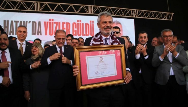 Hatay Büyükşehir Belediye Başkanı Mehmet Öntürk mazbatasını aldı