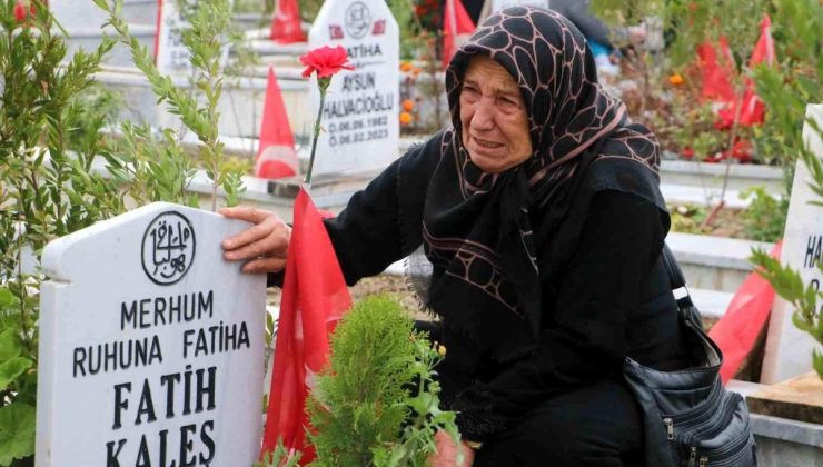 Hatay’da Sarsıntı Mezarlığına Bayram Ziyareti