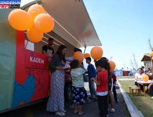 KADEM Bayram Karavanı Hatay’daki depremzedelere ikramda bulundu