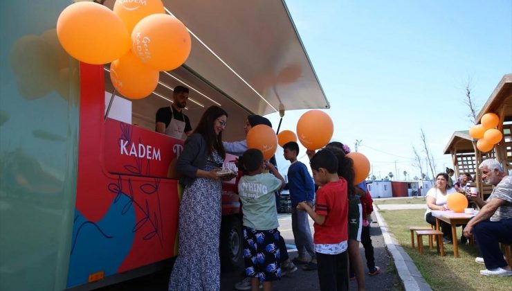 KADEM Bayram Karavanı Hatay’daki depremzedelere ikramda bulundu