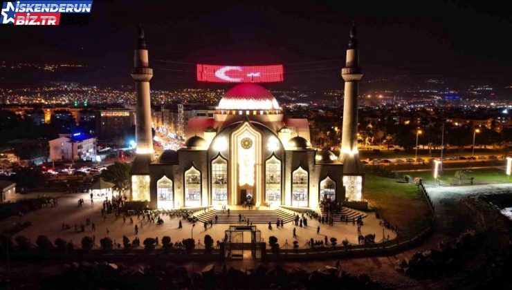 Kadir Gecesi’nde Nihal Atakaş Camii’nde 500 Kur’an-ı Kerim dağıtıldı