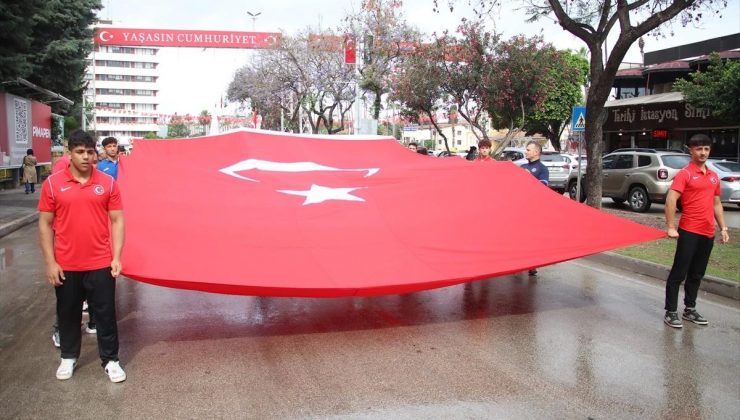 Adana ve Hatay’da Gençlik Haftası aktiflikleri kapsamında yürüyüş düzenlendi