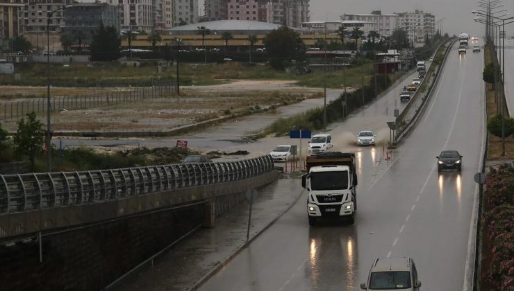 Antakya’da Sağanak Nedeniyle Ulaşım Aksadı