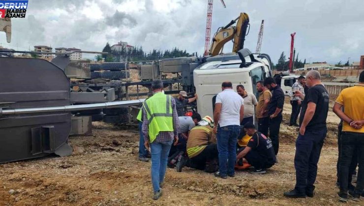 Antakya’da şantiye alanında kaza: Hafriyat kamyonu devrildi, şoför yaralandı