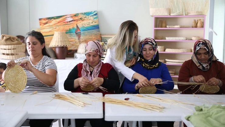 Depremzedeler Buğday Saplarından El Sanatıyla Gelir Elde Ediyor