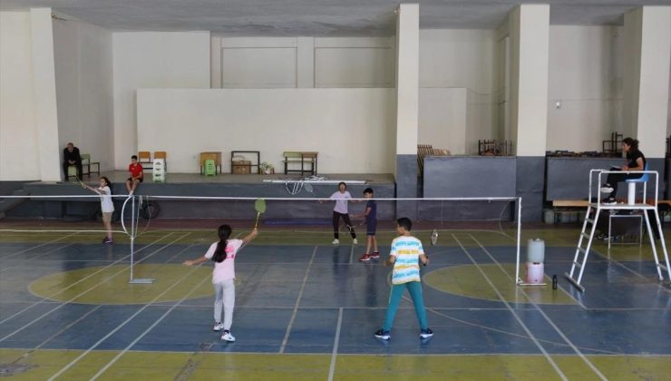 Dörtyol’da Gençlik Haftası kapsamında badminton turnuvası düzenlendi