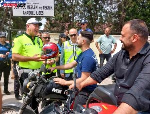 Dörtyol’da Trafik Haftası aktifliği: Motosiklet şoförlerine kask dağıtıldı