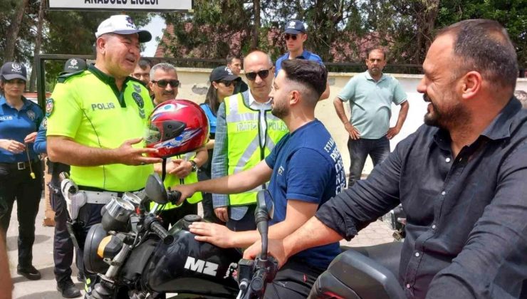 Dörtyol’da Trafik Haftası aktifliği: Motosiklet şoförlerine kask dağıtıldı