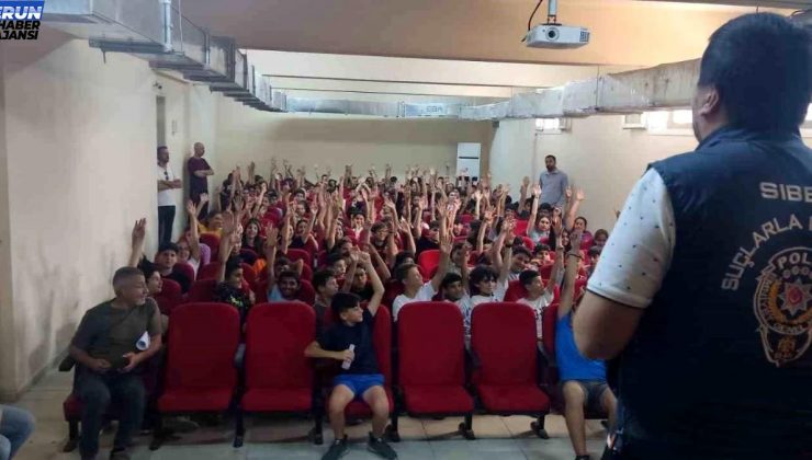 Hatay Emniyet Müdürlüğü, Arsuz’da SİBERAY Projesi kapsamında seminer düzenledi