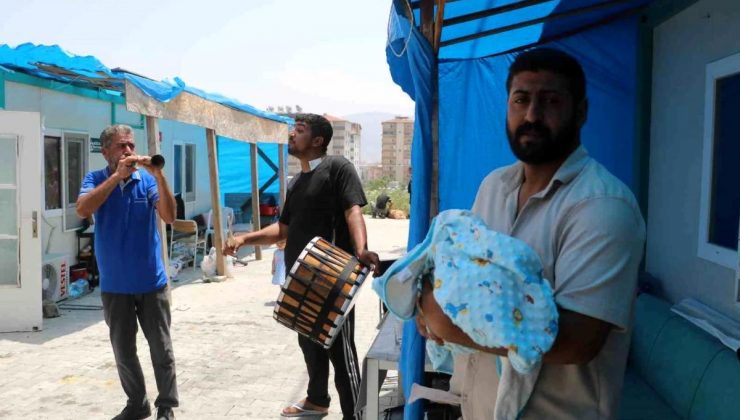 Hatay’da 15 yıl sonra dünyaya gelen erkek torun davul ve zurnayla karşılandı