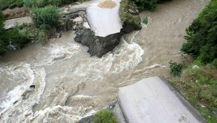 Hatay’da çok yağışla birlikte derenin üzerindeki köprü yıkıldı