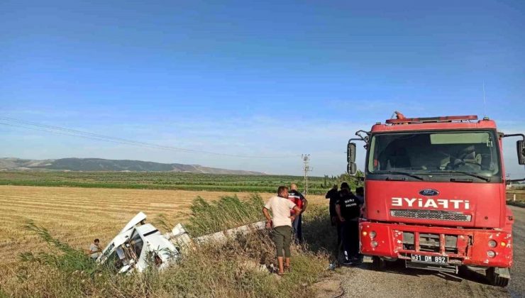 Hatay’da tır tarlaya devrildi, sürücü yaralandı