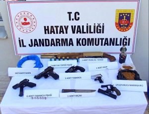 Hatay’da Uyuşturucu ve Silah Operasyonu: Şüphelilerin Konutundan Ele Geçirildi