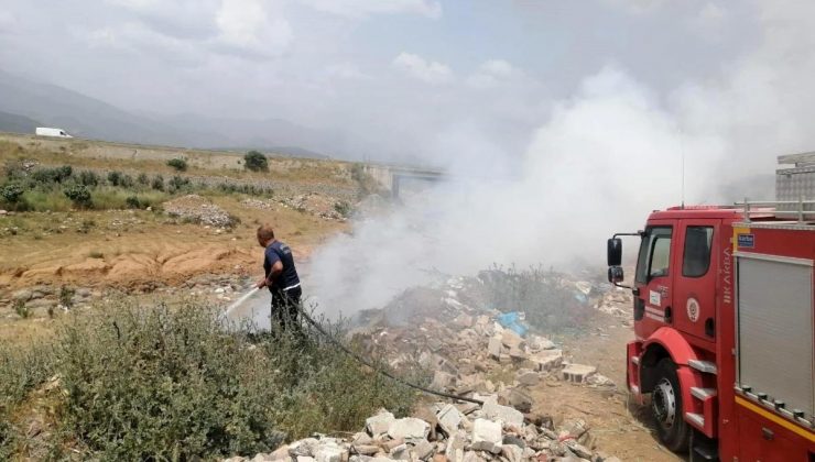 Hatay’ın Hassa ilçesinde çöplük alanda çıkan yangın söndürüldü