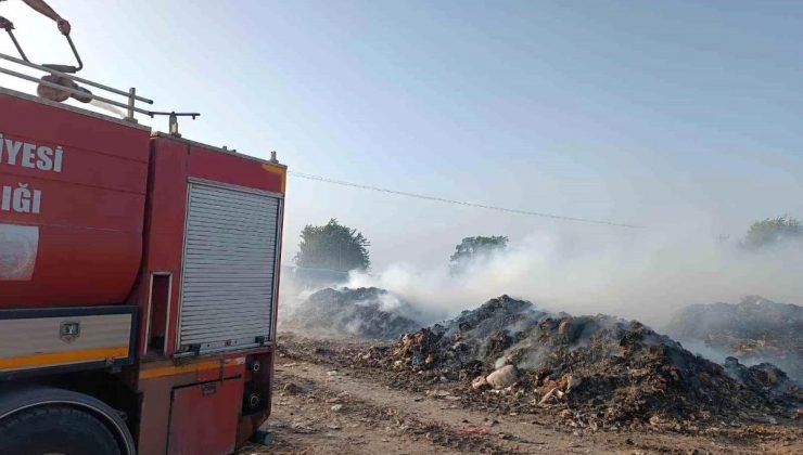 Hatay’ın Kumlu ilçesinde çıkan çöp yangını kepçe yardımıyla söndürüldü