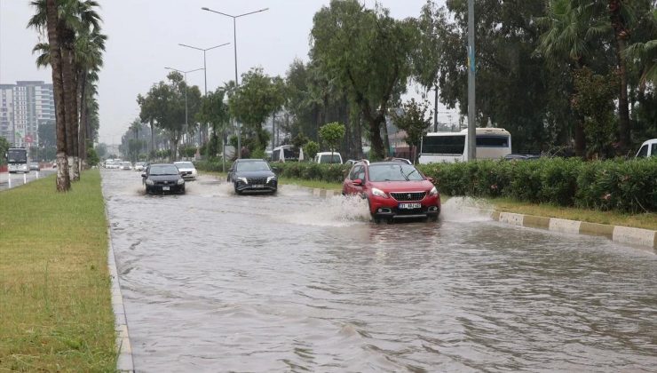 İskenderun’da Sağanak Nedeniyle Su Birikintileri Oluştu