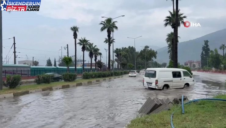 İskenderun’da sağanak yağışla caddeler göle döndü