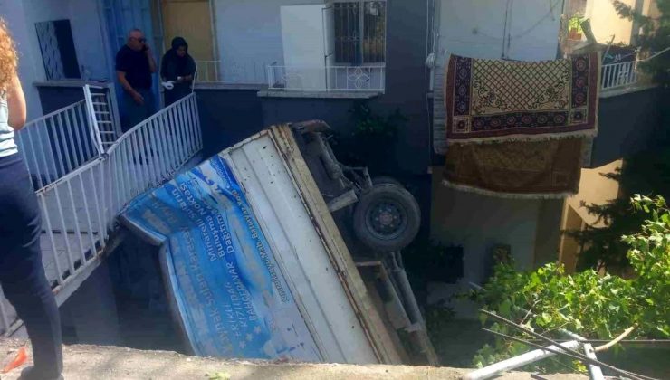 Samandağ’da kamyonet apartman bahçesine düştü