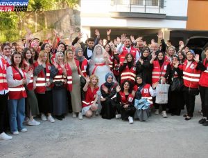 Sarsıntıda yıkılan genç çift dünyaevine girdi