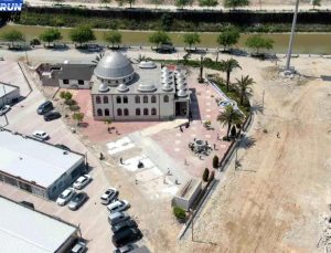 Zelzelenin Vurduğu Hatay’da Minaresi Yıkılan Mescitte İbadetler Devam Ediyor