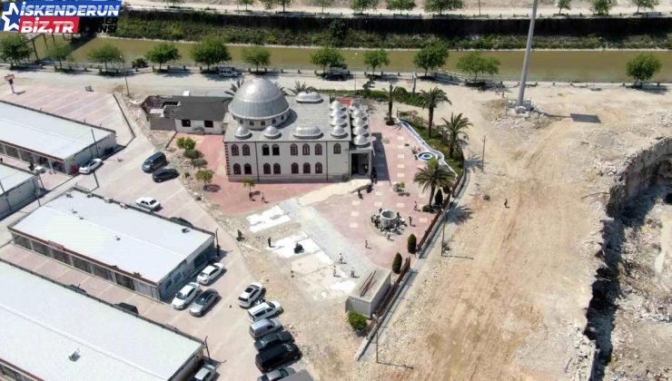 Zelzelenin Vurduğu Hatay’da Minaresi Yıkılan Mescitte İbadetler Devam Ediyor