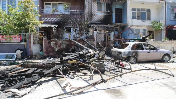 Antakya’da hurda materyallerin bulunduğu sokakta yangın çıktı