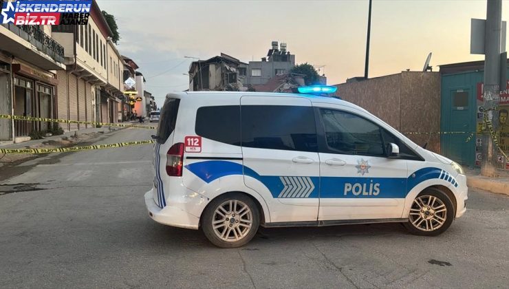 Antakya’da sarsıntıdan hasar gören bina kısmen çöktü