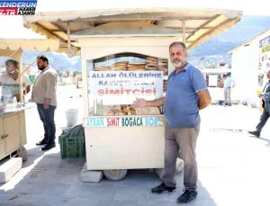 Antakya’da Simitçinin Üzerindeki Yazı Görenleri Şaşırtıyor