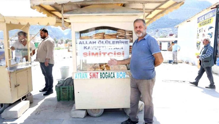 Antakya’da Simitçinin Üzerindeki Yazı Görenleri Şaşırtıyor