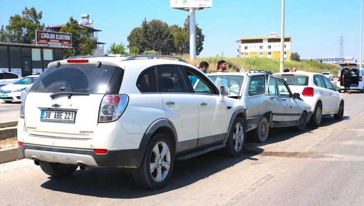 Antakya’da zincirleme trafik kazası: 4 arabada hasar