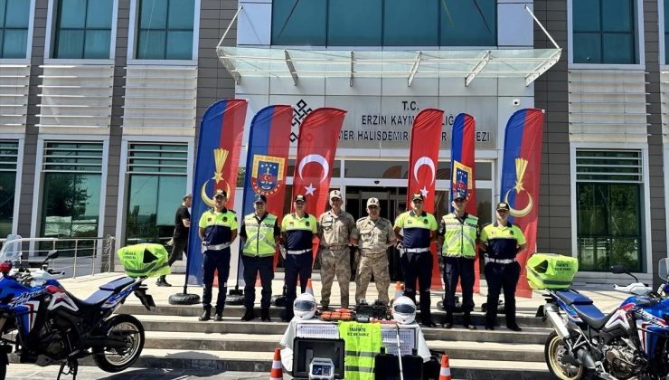 Erzin’de Motosiklet ve Bisiklet Şoförlerine Reflektif Yelek Dağıtıldı