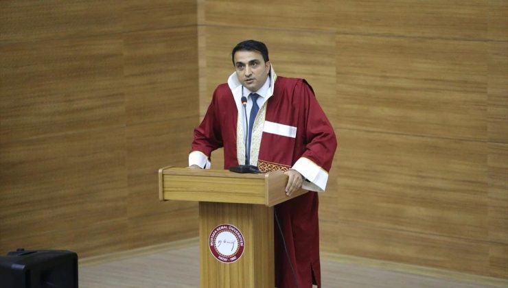 Hatay Mustafa Kemal Üniversitesi’nde zelzeleden etkilenen öğrenciler mezuniyet merasimiyle diplomalarını aldı