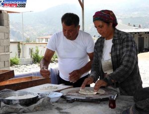 Hatay’da çamurdan yapılan tandırda pişirilen eserlerle çocuklar okutuluyor