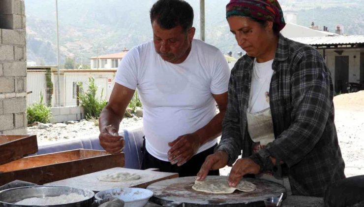 Hatay’da çamurdan yapılan tandırda pişirilen eserlerle çocuklar okutuluyor