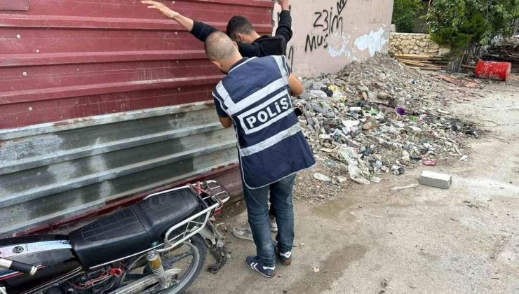 Hatay’da Göçmen Kaçakçılığı Operasyonu: Binlerce Şahıs ve Araç Sorgulandı